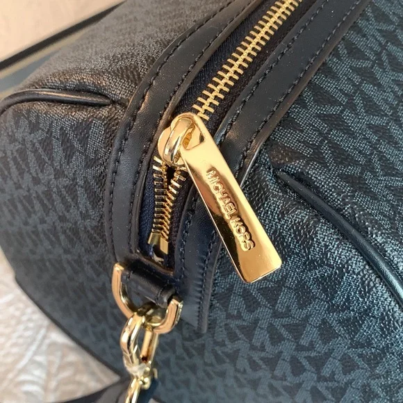 ❌SOLD❌ Authentic Michael Kors duffle bag - Picture 10 of 17
